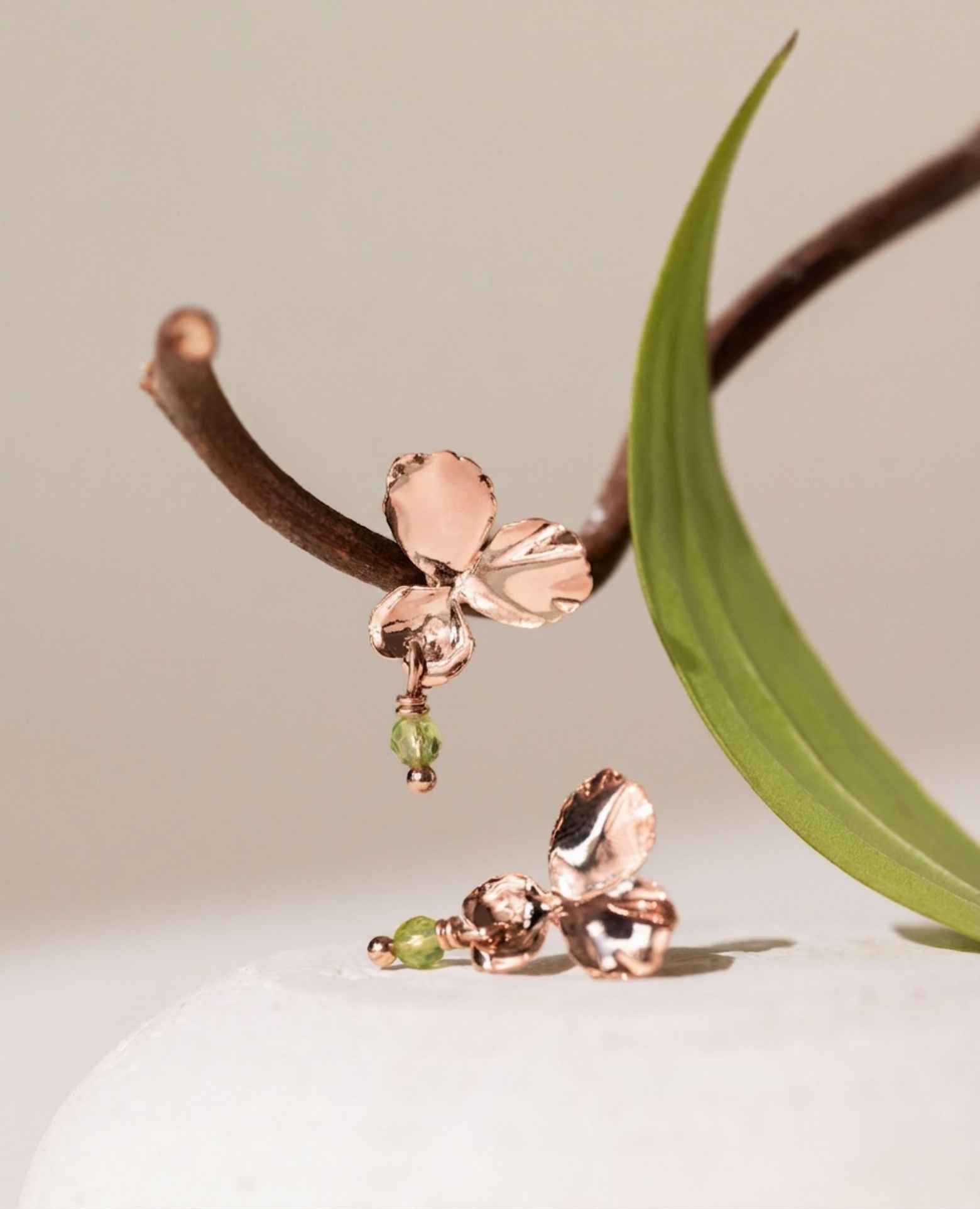 Boucle d'oreille fleur pensée Péridot