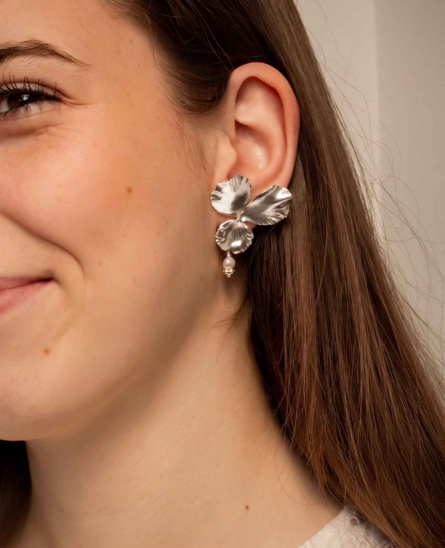 Boucles d'oreilles pensée perle de nacre