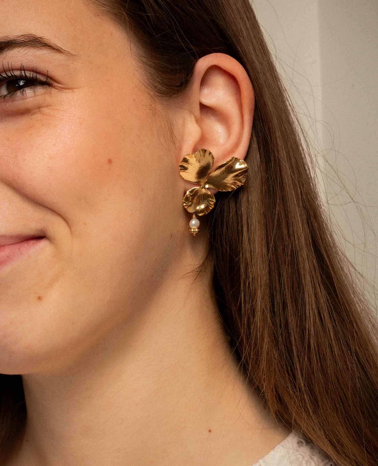 Boucles d'oreilles pensée perle de nacre