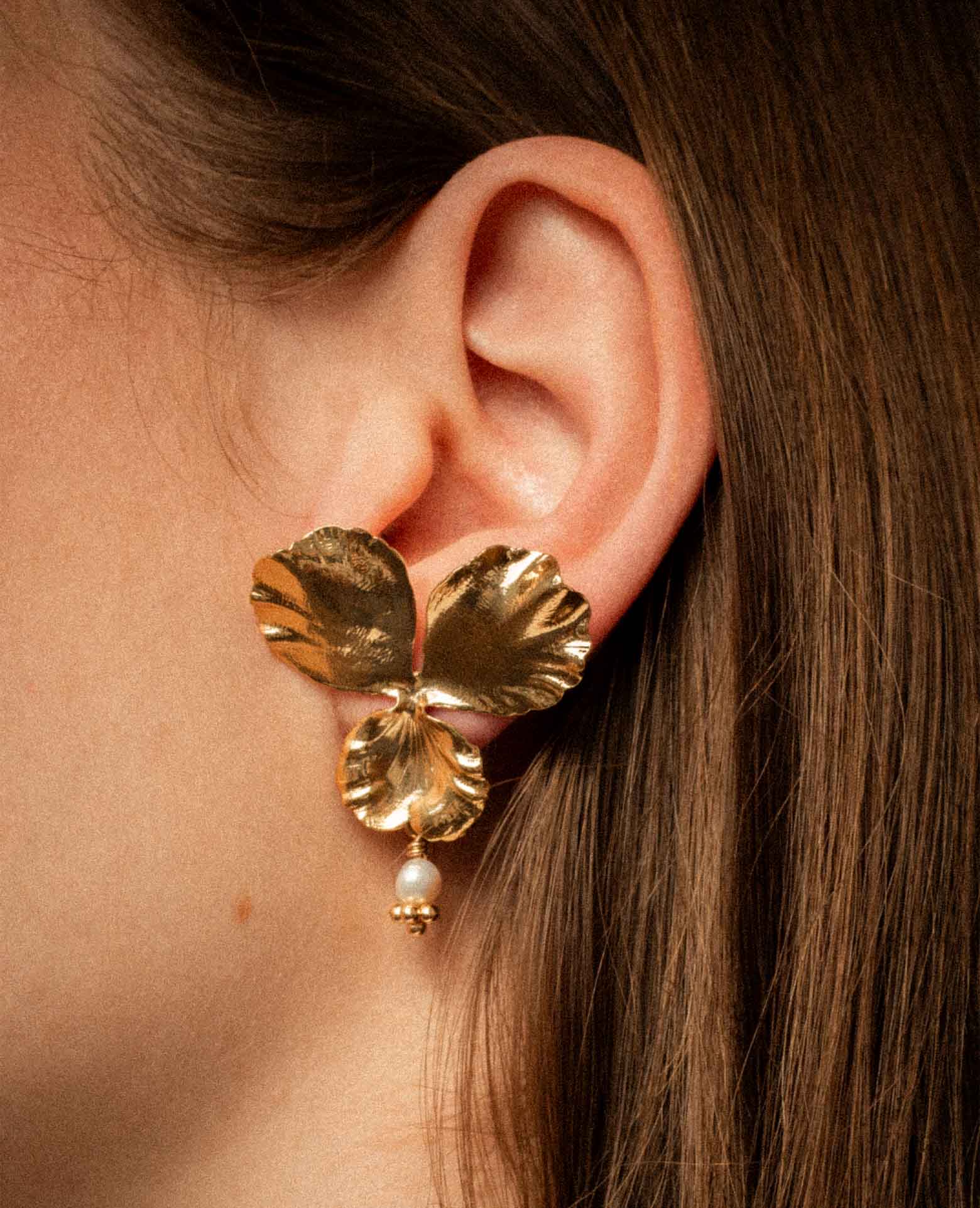 Boucles d'oreilles pensée perle de nacre