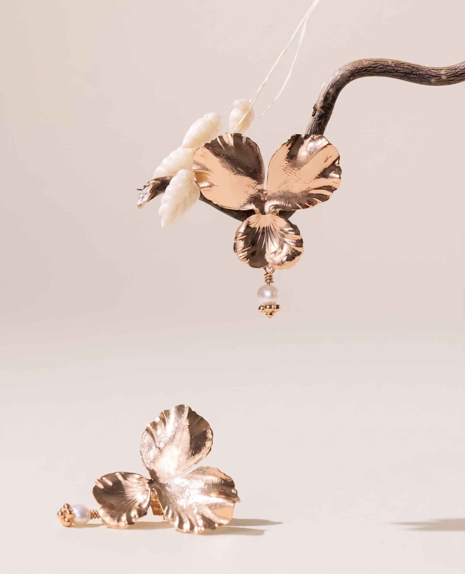 Boucles d'oreilles pensée perle de nacre