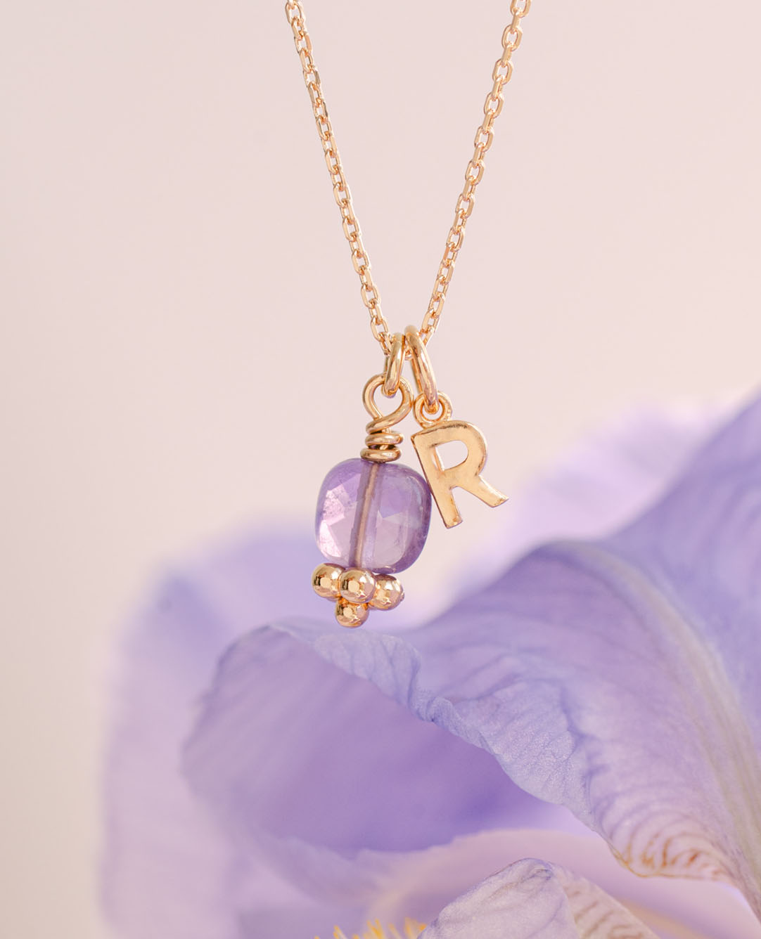 Collier initiale + pierre améthyste carrée