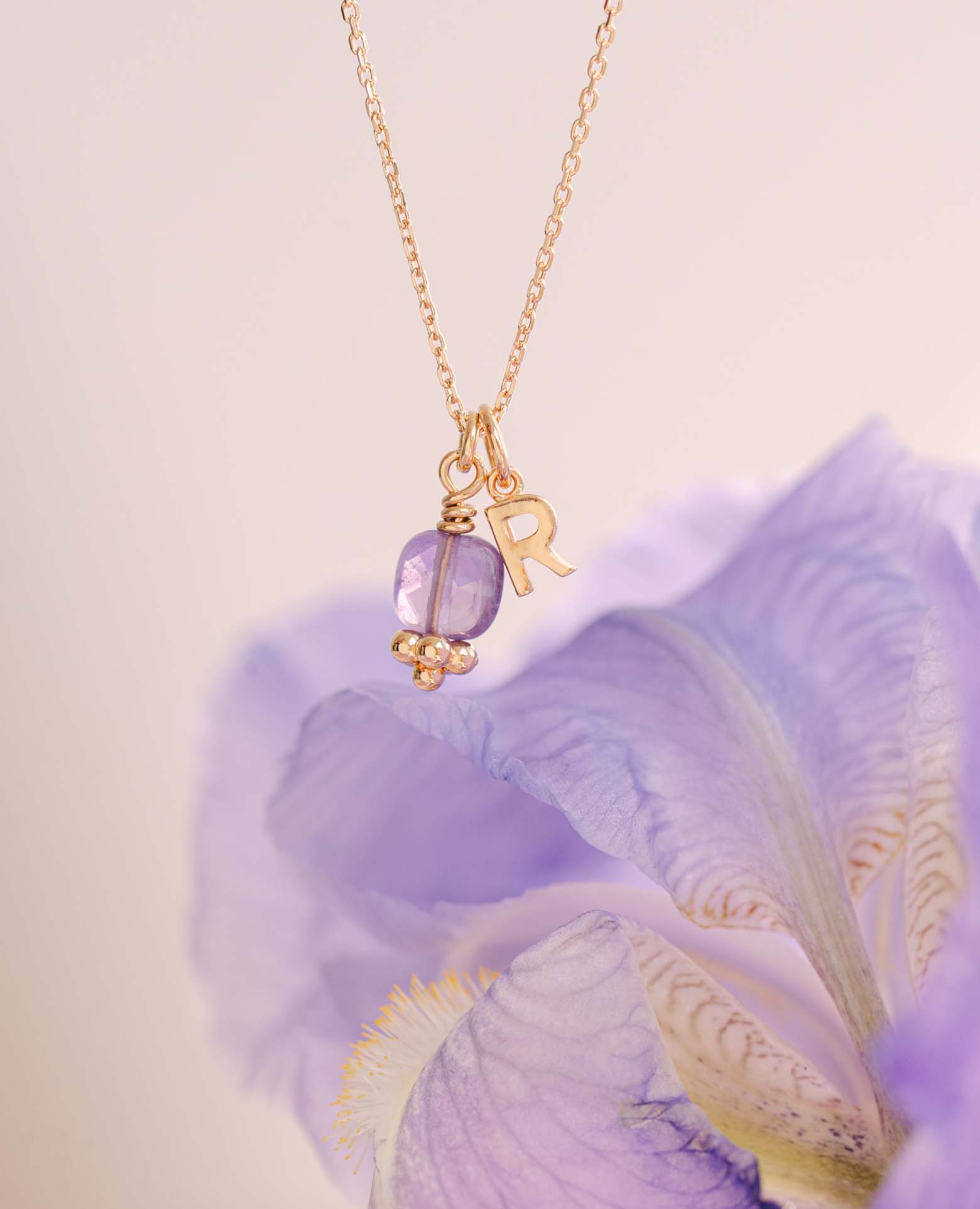 Collier initiale + pierre améthyste carrée