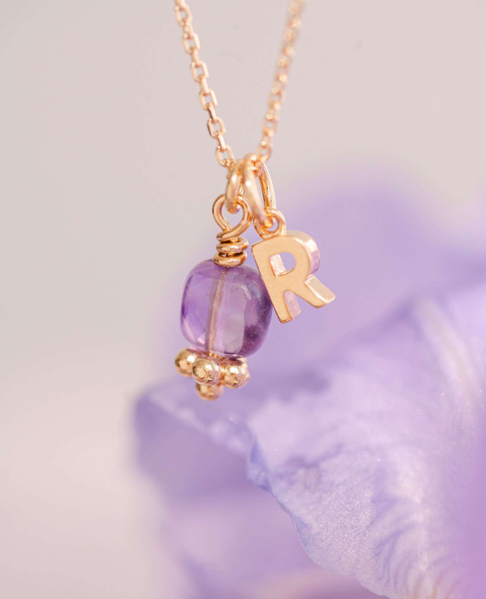Collier initiale + pierre améthyste carrée