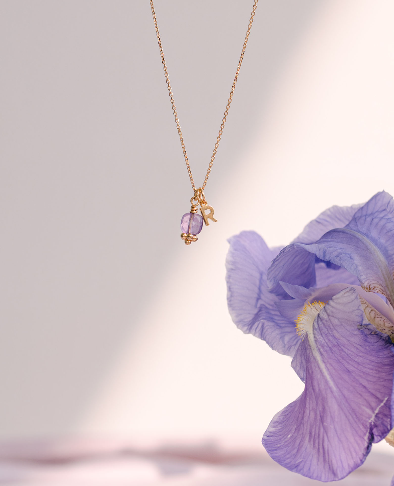 Collier initiale + pierre améthyste carrée