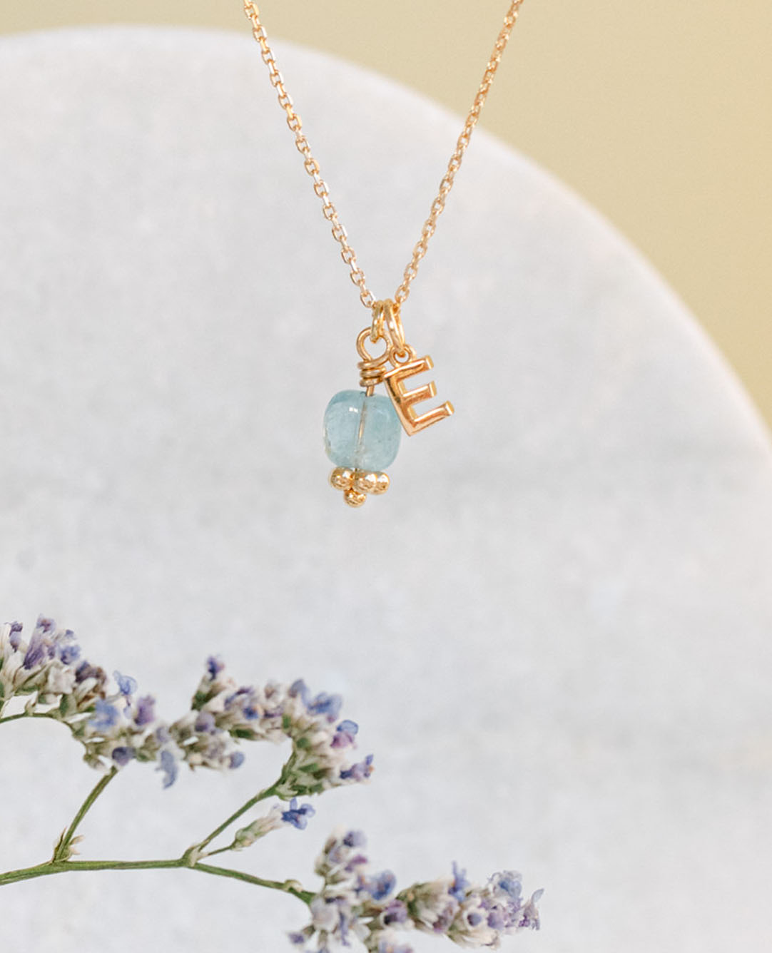 Collier initiale + pierre aigue-marine carrée