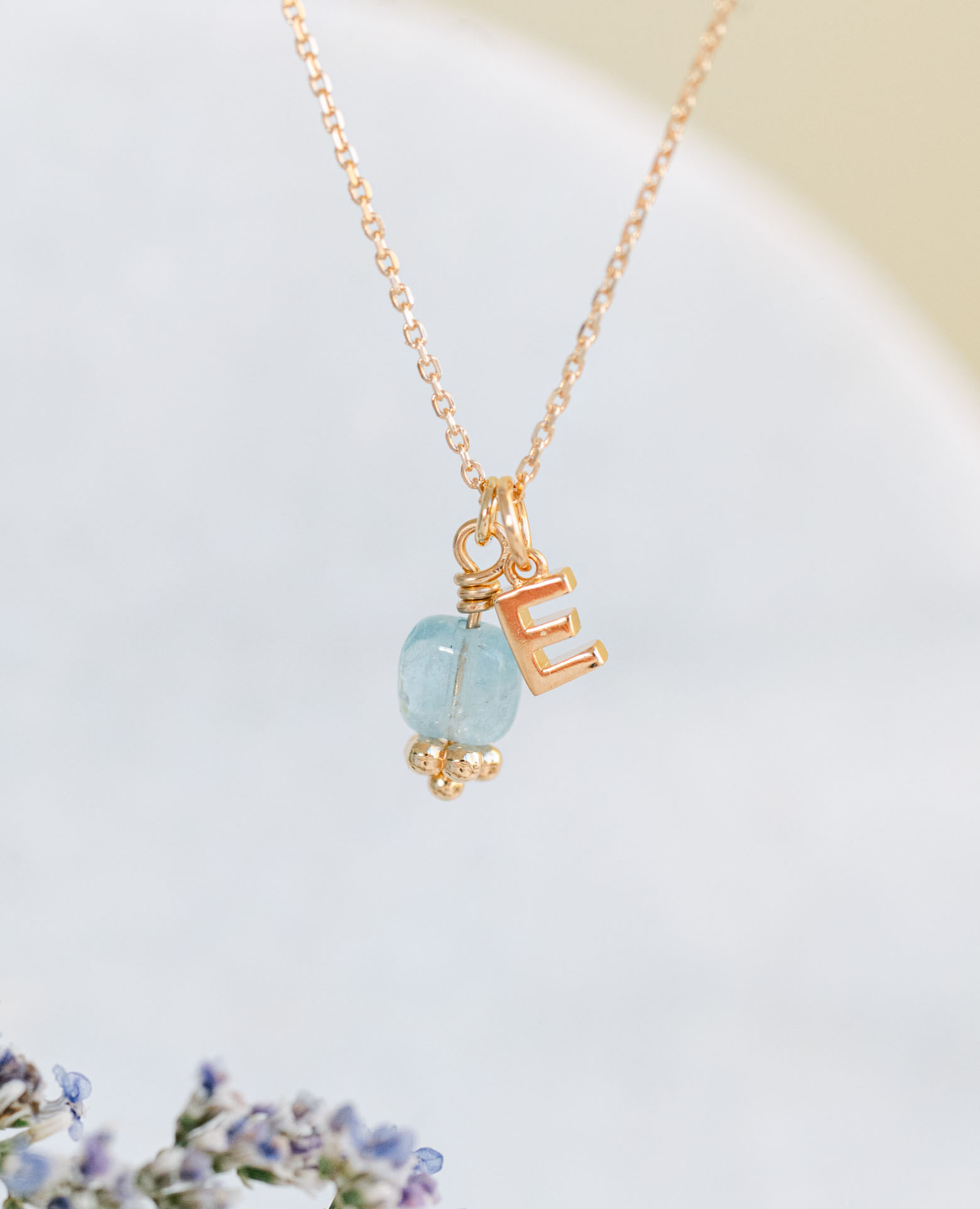 Collier initiale + pierre aigue-marine carrée
