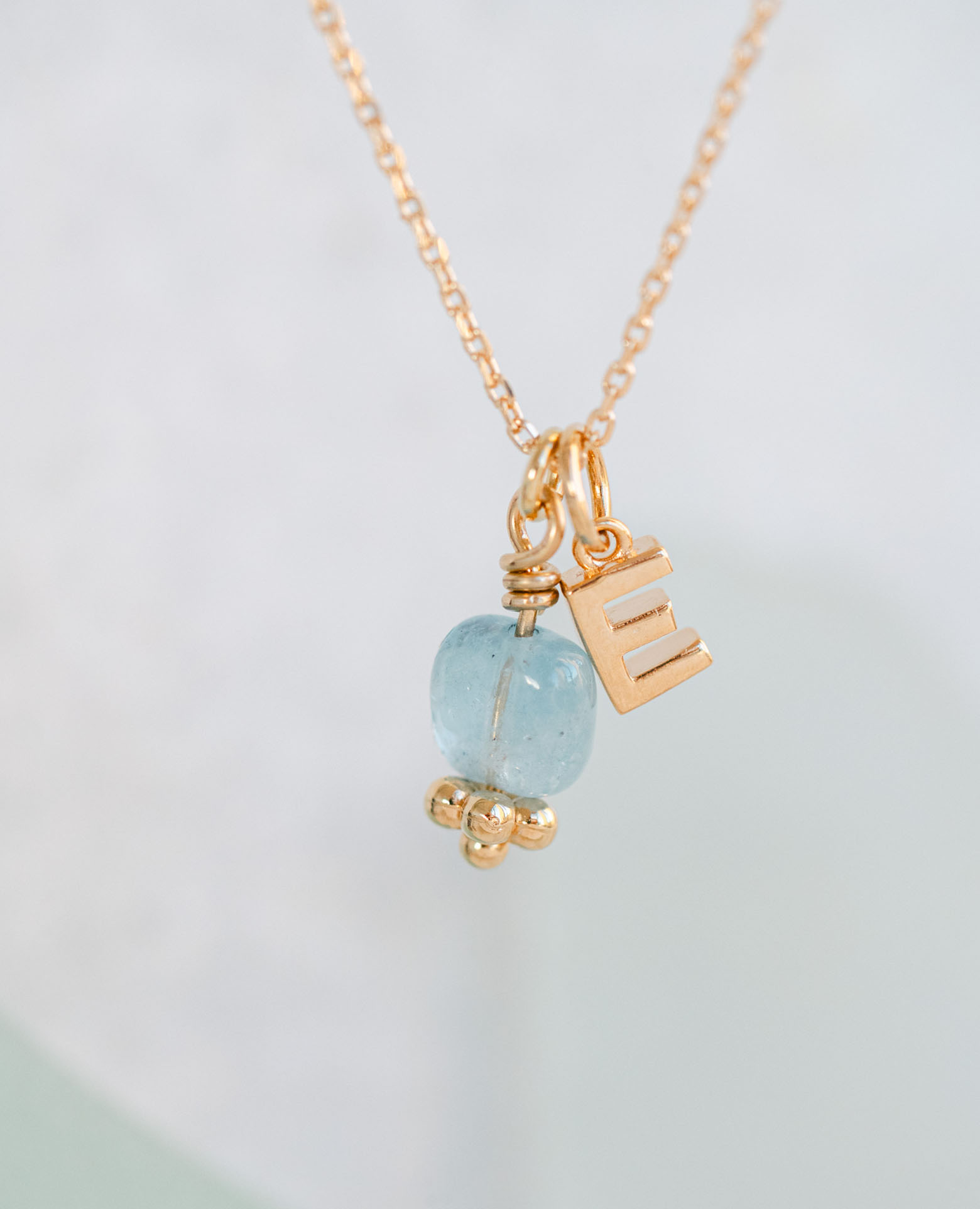 Collier initiale + pierre aigue-marine carrée