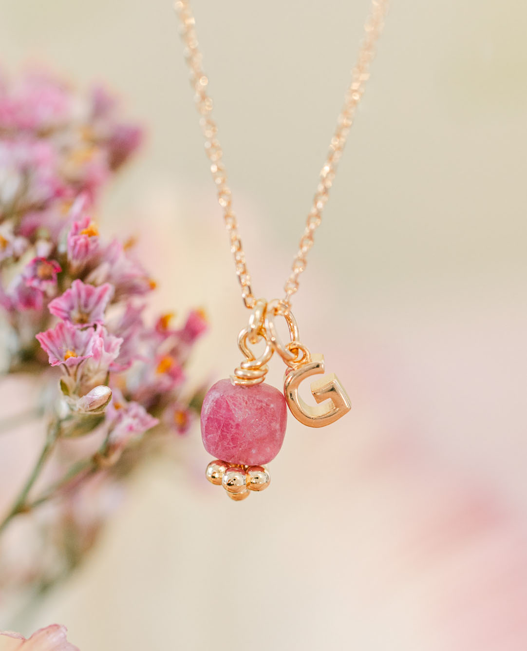 Collier initiale + pierre rubis carré