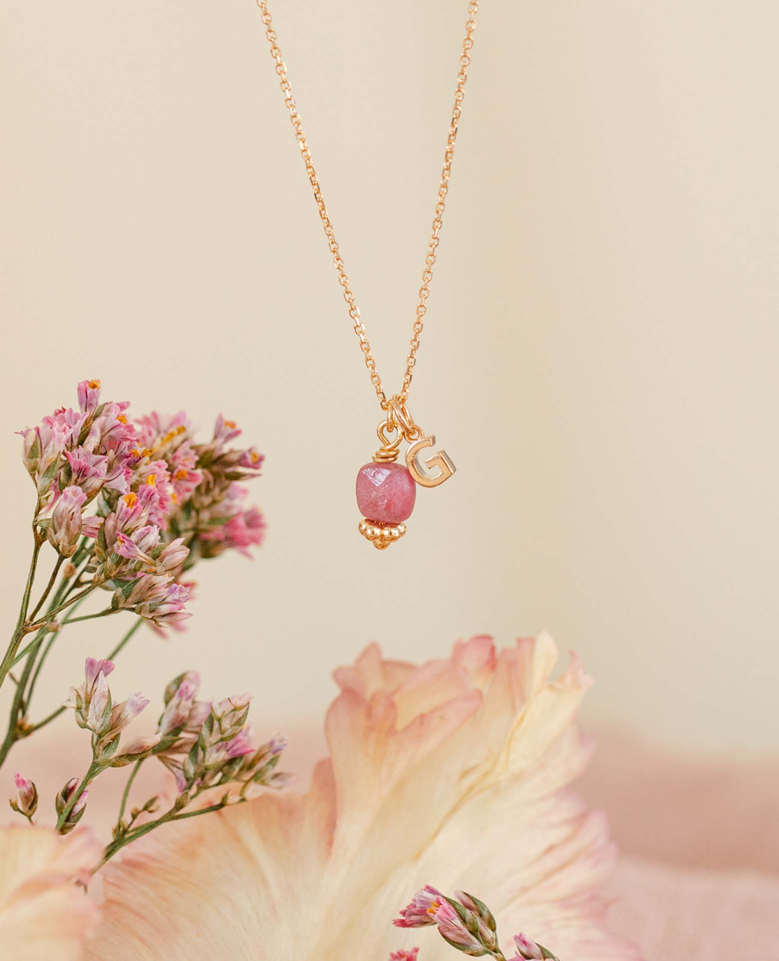 Collier initiale + pierre rubis carré