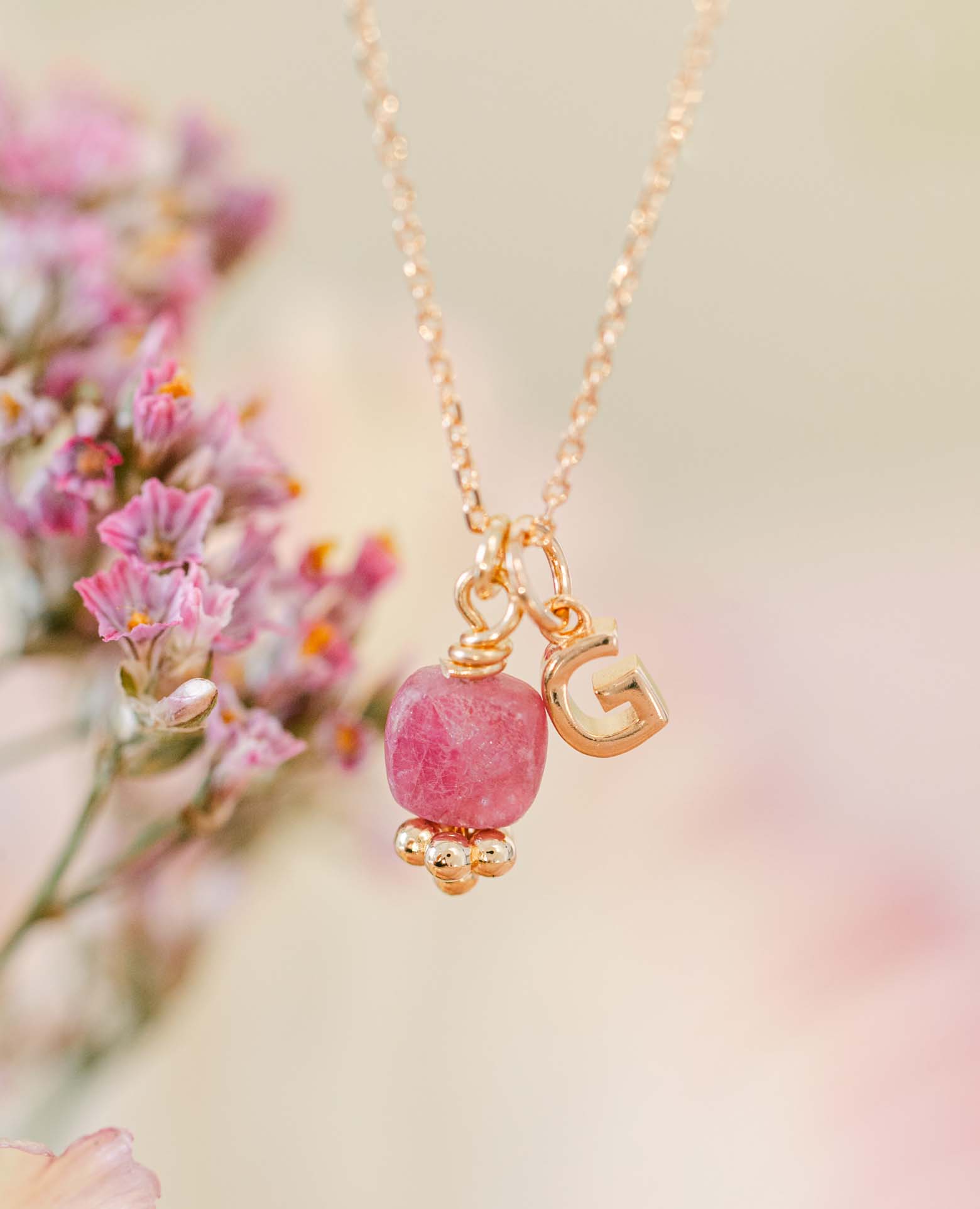 Collier initiale + pierre rubis carré