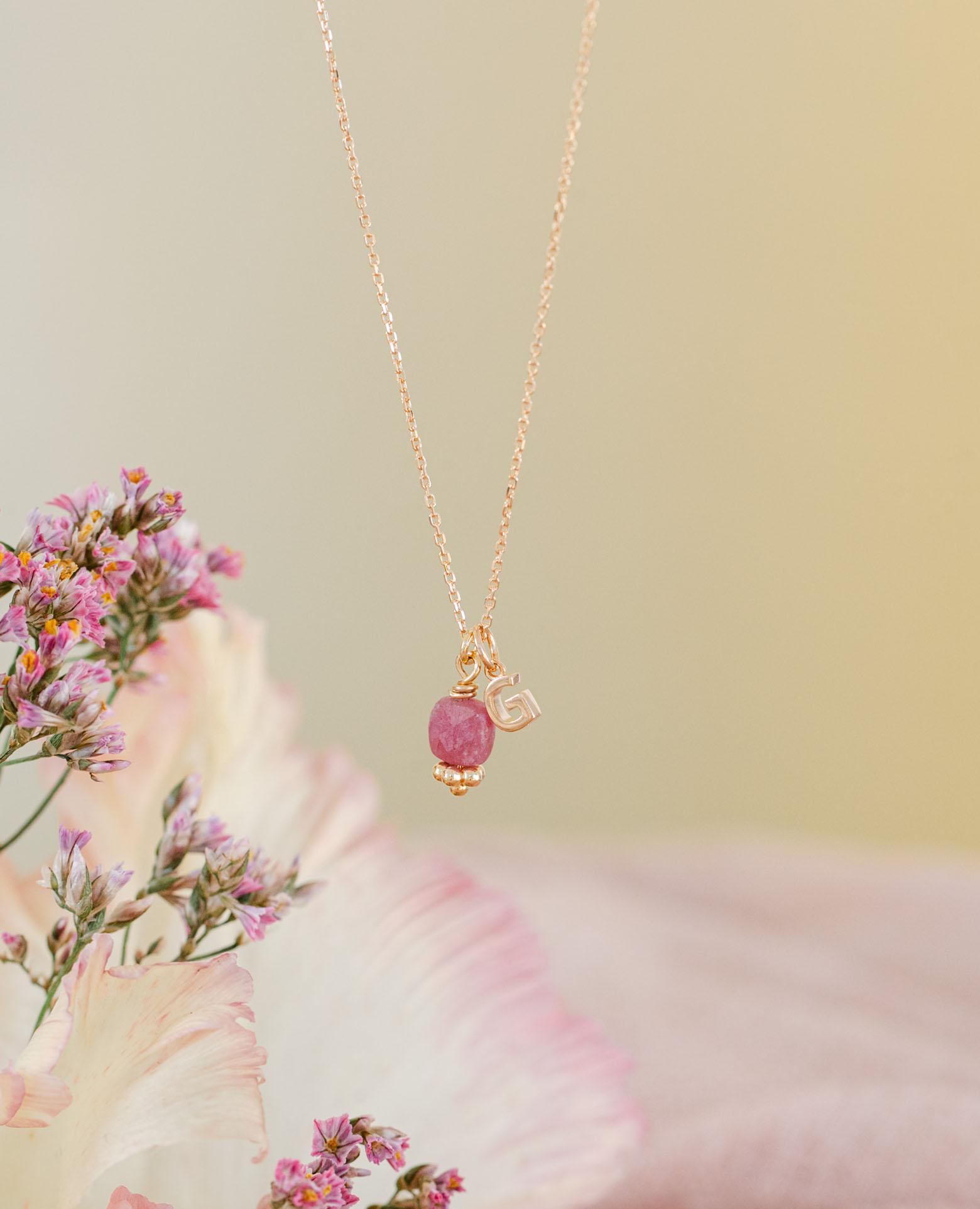Collier initiale + pierre rubis carré