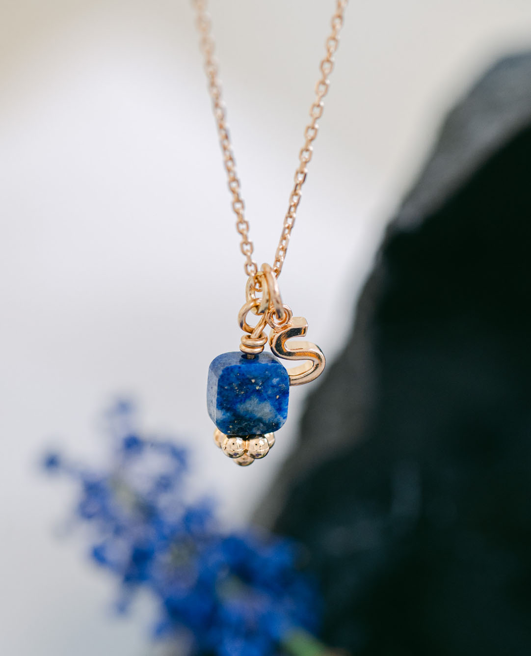 Collier initiale + pierre Lapis carré
