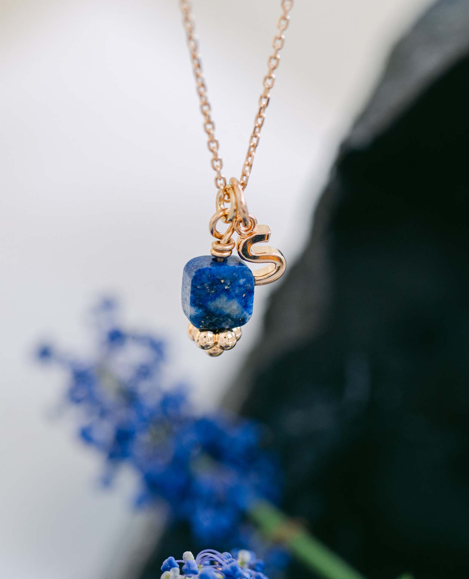 Collier initiale + pierre Lapis carré