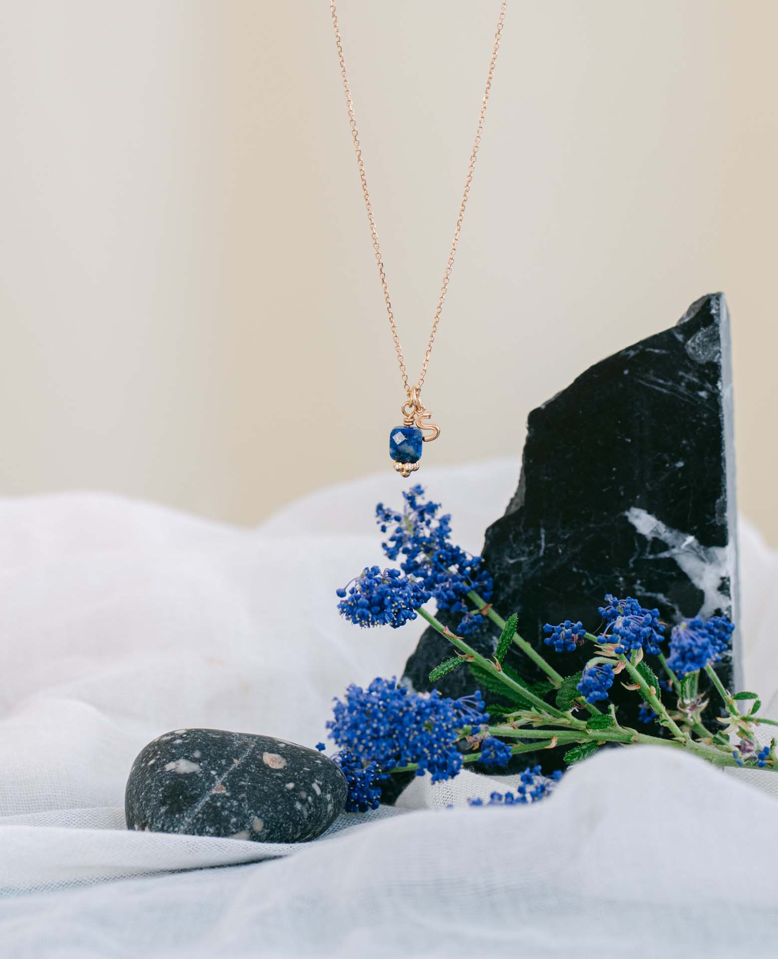 Collier initiale + pierre Lapis carré