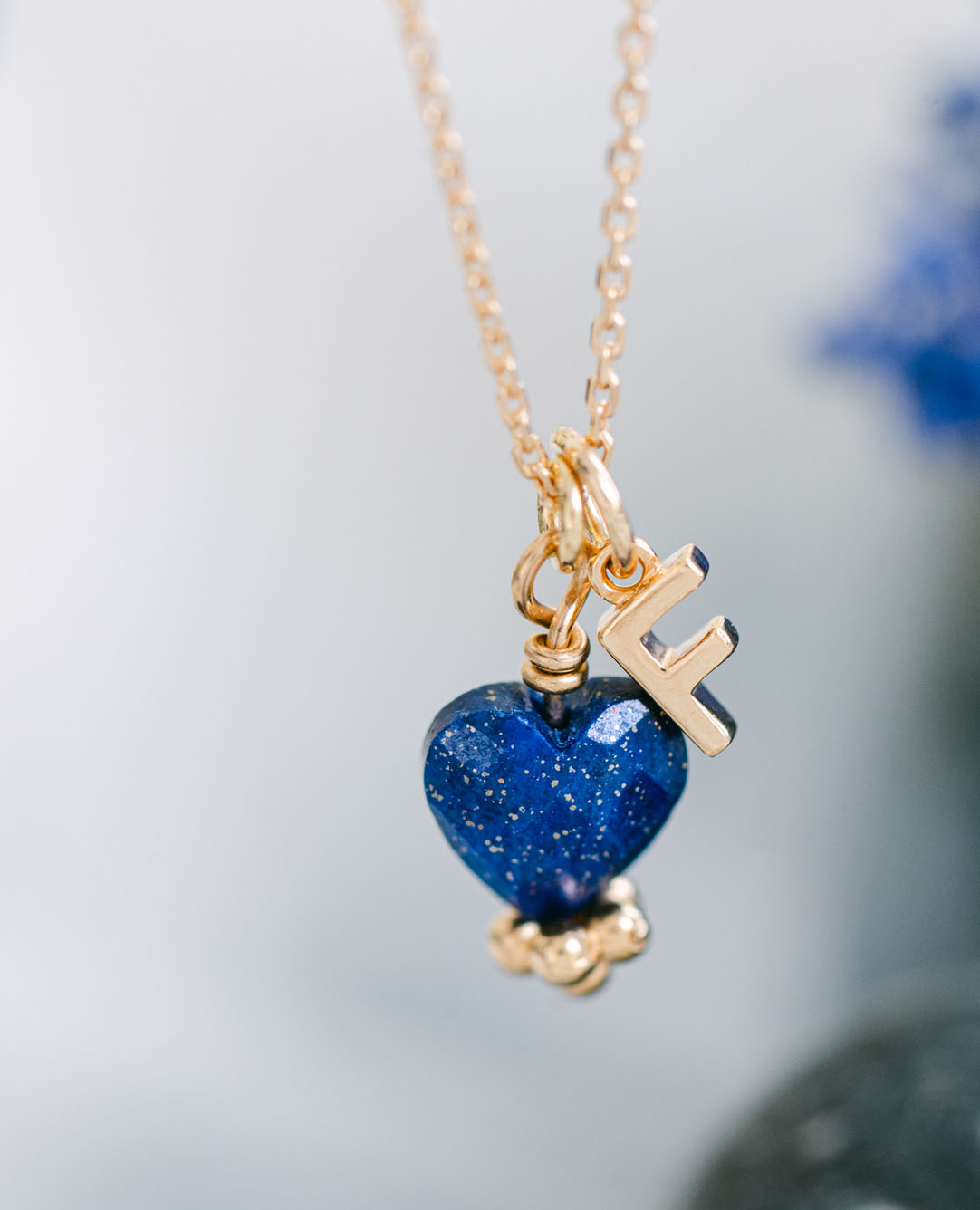 Collier initiale + coeur lapis