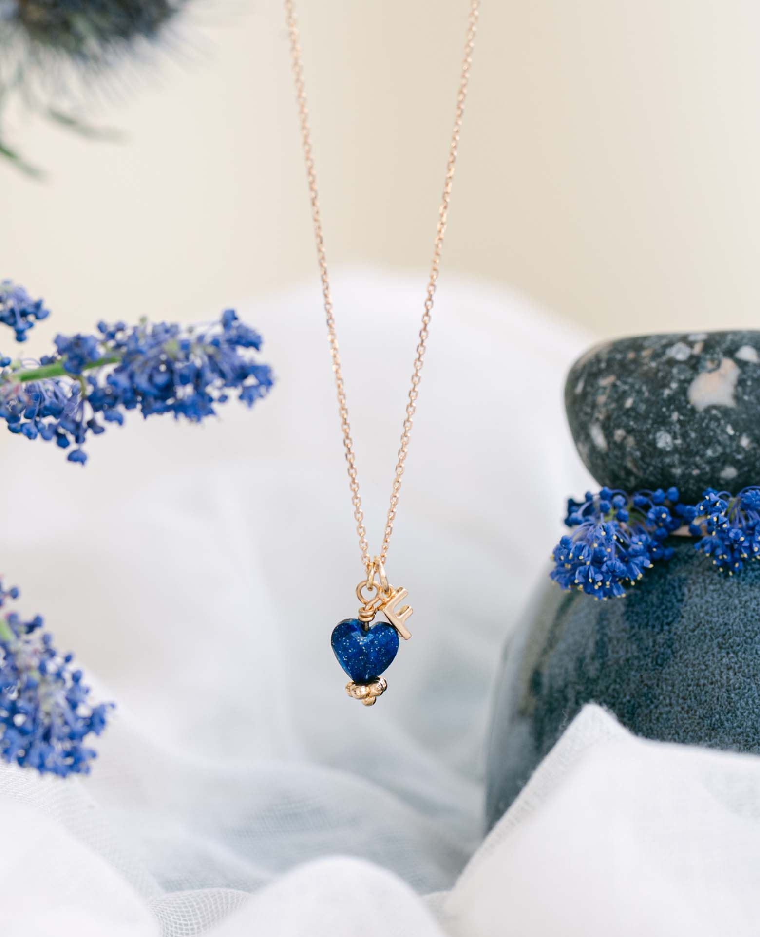 Collier initiale + coeur lapis
